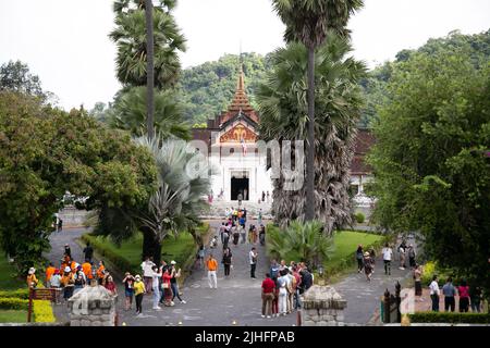 (220718) -- VIENTIANE, 18. Juli 2022 (Xinhua) -- Touristen besuchen die Stadt Luang Prabang, ein UNESCO-Weltkulturerbe in Laos, 15. Juli 2022. In der Stadt Luang Prabang wurden seit der Aufhebung aller Einreisebeschränkungen durch Laos im Mai 90 Prozent der Zimmerreservierungen von thailändischen Besuchern vorgenommen. MIT dem „Northern Laos“ Luang Prabang Favorit unter den thailändischen Besuchern (Foto von Kaikeo Saiyasane/Xinhua) Stockfoto