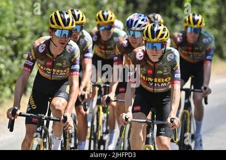 DER US-Sepp Kuss von Jumbo-Visma und der Däne Jonas Vingegaard von Jumbo-Visma im Einsatz am dritten Ruhetag des Radrennens der Tour de France in Carcassonne, Frankreich, am Montag, den 18. Juli 2022. Die diesjährige Tour de France findet vom 01. Bis 24. Juli 2022 statt und startete mit drei Etappen in Dänemark. BELGA FOTO DAVID STOCKMAN UK OUT Stockfoto