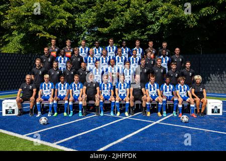 (Top L-R), Gents Torwart Louis Fortin, Gents Torwart Celestin De Schrevel, Gents Laurent Depoitre, Gents Michael Ngadeu, Gents Darko Lemajic, Gents Joseph Okumu, Gents Bruno Godeau, Gents Cheftrainer Francky Vandendriessche (Mitte L-R), Gents Physiotherapeut Matti Mortier (MM), Gents Elisha Owusu, Gents Physiotherapeut Frank Wezenbeek, Gents Andreas Hanche-Olsen, Gents Hugo Cuypers, Gents Julien De Sart, Gents Ibrahima De L, Guy De Sulman, Met Gayst De L, Gents Arzt Jens De Decker, Gents Kenny Santy (KS), Gents Stockfoto