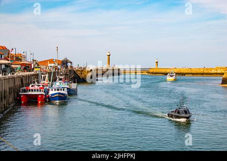 Whitby Harbour, River Esk, mit Touristenbooten, Whitby, North Yorkshire, Großbritannien Stockfoto