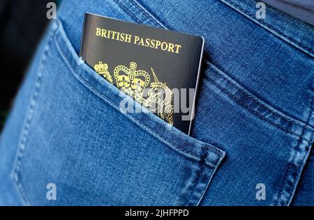 Neuer britischer Reisepass in blauer Jeanstasche Stockfoto