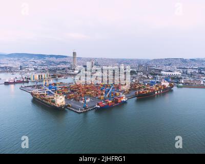 Izmir, Türkei - 15. April 2022: Luftaufnahme des Zollhafens an der Bucht von Izmir Türkei Stockfoto