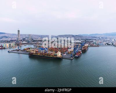 Izmir, Türkei - 15. April 2022: Luftaufnahme des Zollhafens an der Bucht von Izmir Türkei Stockfoto