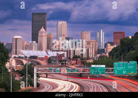 Pittsburgh, Pennsylvania, USA Skyline der Innenstadt mit Blick auf Autobahnen in der Abenddämmerung. Stockfoto