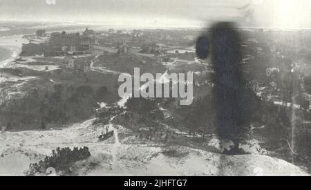 New Jersey - Barnegat. Blick ca. südlich von der W.R. Galerie des Turms in Richtung Barnegat City. Das Hotel in der oberen linken Ecke wurde um 3 oder 400 m zurückversetzt und liegt ca. 1500 m vom Turm entfernt. Bleistiftlinien zeigen den Haken in der Küstenlinie vor dem Hotel an. Stockfoto