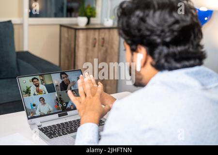 Junger Geschäftsmann, der im Büro eine Videokonferenz mit Kollegen auf dem Laptop macht - Konzept von Online-Schulungen, Firmenbesprechung und Projekt Stockfoto