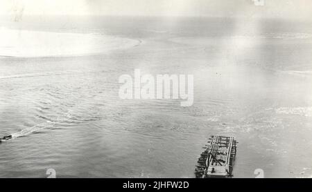 New Jersey - Barnegat. Camera sta – westlich am Laternendeck des Leuchtturms. Blick auf die Küste - zeigt eine Bauplattform über dem derzeitigen Ende des Stegs - auch der Strandpunkt auf der Nordseite des Barnegat Inlet. Stockfoto