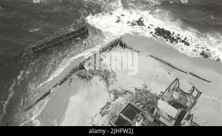 New Jersey - Barnegat. 12:15 UHR. Nordöstliche Ecke alte Betonmauer, Ostende Haupt Hürde, und L.H.S. Steinhaufen von 1919. Von der Aussichtsplattform des Turms. Wetter bedeckt, Wind NNE, Gezeitenflut, 1 Stunden vor H.W. Stopp. F.16-1/50 Sek. Belichtung. Drei Personen in den Ansichten: Mr. Barber, Requisite. Sunset Hotel; Mr. Bugbee, Taxifahrer, Barnegat; Capt. Dorry, 4. Sup. Mr. Yates, 3D Supt. Und 2. A.K. Applegate aus L.S. stehen vor der Kamera. Stockfoto
