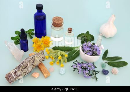 Schamanisches Reinigungsritual mit Wischstock, Kristallen, ätherischen Ölen mit Kräutern und Blumen. Natürliche Reinigung heilende Pflanzenmedizin. Stockfoto