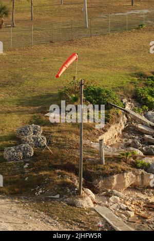 Windsack vor blauem Himmel Stockfoto