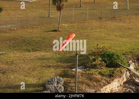 Windsack vor blauem Himmel Stockfoto