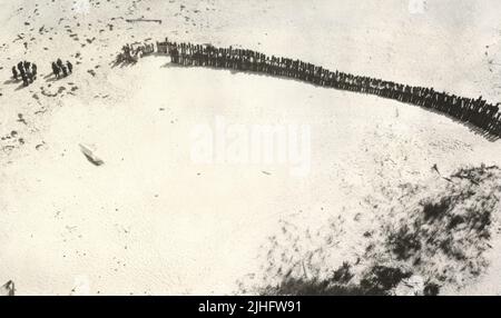 New Jersey - Barnegat. 11:06 UHR. Blick SE'ly von der Terrasse des Wachzimmers auf das, was vom östlichen Haupt-Steg übrig geblieben ist und an die SE-Ecke der alten Betonwand. Deckt die Fotos von Herrn Conway #6 & 7 vom 30. Mai 1921 ab. Der Steg hat am Ende der Küste ca. 15' verloren. Zeigt Gewinn am Strand vor dem Steg. Sand ist auf Pfählen gleich hoch. Das Wetter war sehr hell, der Wind kam von Westen, die Ebbe war halb so hoch, usw. Stockfoto