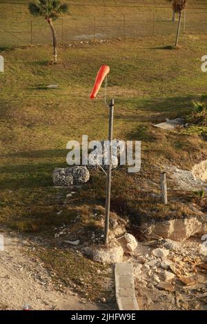 Windsack vor blauem Himmel Stockfoto