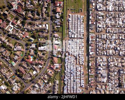 Luftaufnahme über Township und wohlhabenden Vorort in Südafrika Stockfoto