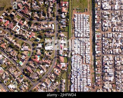 Luftaufnahme über Township und wohlhabenden Vorort in Südafrika Stockfoto