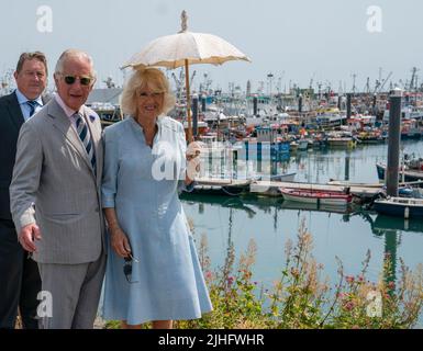 Der Prinz von Wales und die Herzogin von Cornwall bei einem Besuch im Hafen und Fischerhafen von Newlyn in Corwall am ersten Tag ihres jährlichen Besuchs im Südwesten. Bilddatum: Montag, 18. Juli 2022. Stockfoto