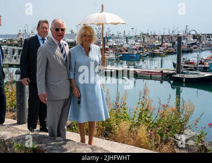 Der Prinz von Wales und die Herzogin von Cornwall bei einem Besuch im Hafen und Fischerhafen von Newlyn in Corwall am ersten Tag ihres jährlichen Besuchs im Südwesten. Bilddatum: Montag, 18. Juli 2022. Stockfoto