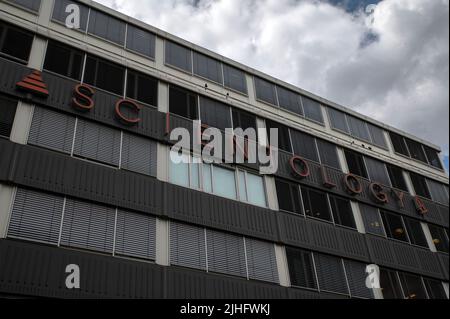 Dunkle Version Plakatwand Scientology Building In Amsterdam, Niederlande 5-7-2022 Stockfoto