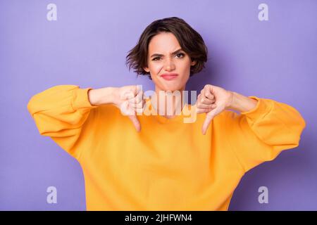 Foto von unzufriedenen Dame Hände Finger zeigen Daumen nach unten isoliert auf violettem Hintergrund Stockfoto