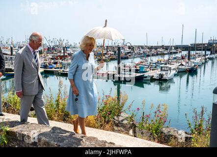 Der Prinz von Wales und die Herzogin von Cornwall bei einem Besuch im Hafen und Fischerhafen von Newlyn in Corwall am ersten Tag ihres jährlichen Besuchs im Südwesten. Bilddatum: Montag, 18. Juli 2022. Stockfoto