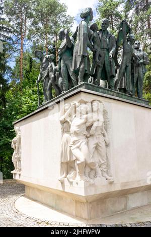 Beeindruckendes Denkmal des zweiten Weltkriegs - die Statue aus Stein und Bronze, die Geiseln, Flüchtlinge, Märtyrer zeigt ... Stockfoto