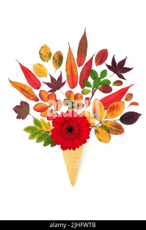 Surreales Eis Kornett Herbst und Thanksgiving Blumen und Blätter Zusammensetzung. Herbst-Naturdesign mit lebendigen Farben in Rot, Orange, Lila und Gelb. Stockfoto