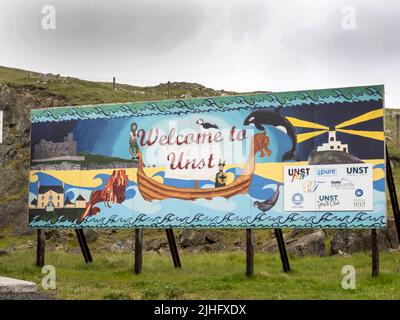 Willkommen bei Unst-Schild bei Belmont in Unst, Shetland, Schottland, Großbritannien. Stockfoto