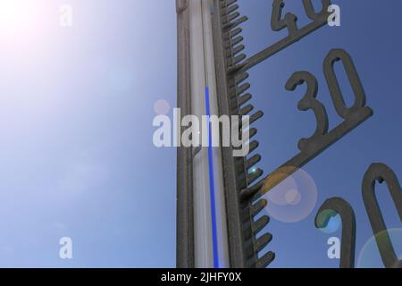 Symbolbild Hitzewelle: Das Thermometer zeigt Temperaturen von fast 40 Grad an Stockfoto