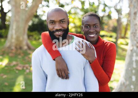 Bild eines glücklichen afroamerikanischen Paares im Garten Stockfoto