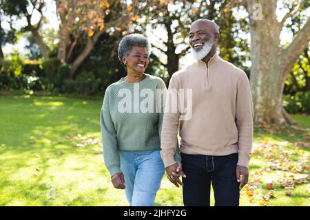 Bild eines glücklichen afroamerikanischen Seniorenpaares im Garten Stockfoto