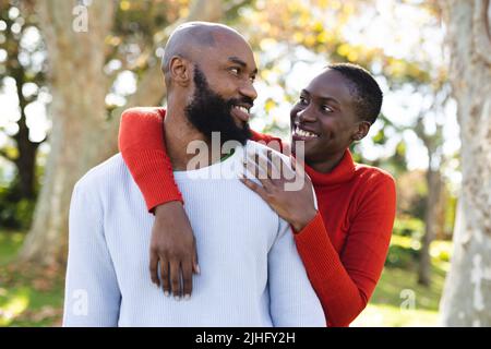 Bild eines glücklichen afroamerikanischen Paares im Garten Stockfoto