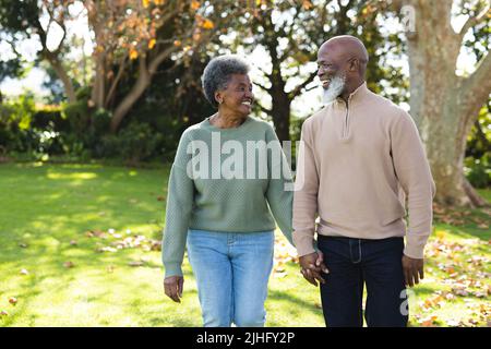 Bild eines glücklichen afroamerikanischen Seniorenpaares im Garten Stockfoto