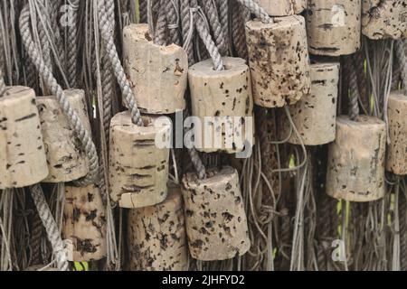 kork schwimmt aus nächster Nähe auf altem Fischernetz Stockfoto