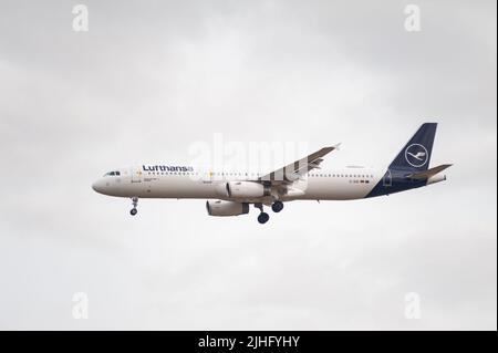 17.07.2022, Berlin, Deutschland, Europa - Ein Lufthansa Airbus A321-200 Passagierflugzeug nähert sich dem Flughafen Berlin Brandenburg zur Landung an. Stockfoto