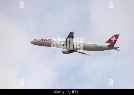 17.07.2022, Berlin, Deutschland, Europa - Ein Airbus A321-200 von Swiss Airlines hebt vom Flughafen Berlin Brandenburg ab. Stockfoto
