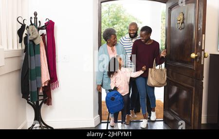 Bild einer glücklichen, mehrgenerationenigen afroamerikanischen Familie, die das Haus betreten hat Stockfoto