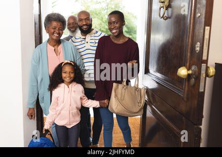 Bild einer glücklichen, mehrgenerationenigen afroamerikanischen Familie, die das Haus betreten hat Stockfoto