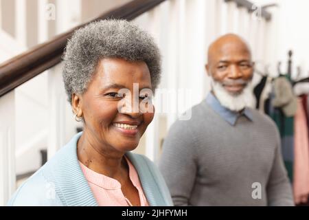 Bild eines glücklichen afroamerikanischen Seniorenpaares zu Hause Stockfoto