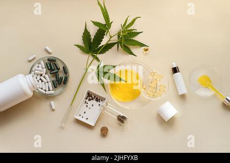 Verschiedene Produkte mit CBD-Öl, Cannabidiol, THC-Tinktur, Tabletten, Kapseln, Kosmetik Stockfoto