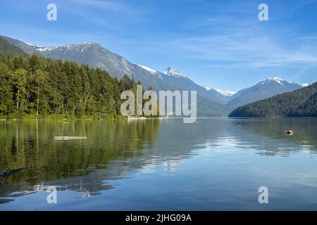 Blick auf den Lillooet Lake mit Bergen im Hintergrund vom Strawberry Point Campground in der Nähe von Pemberton Stockfoto