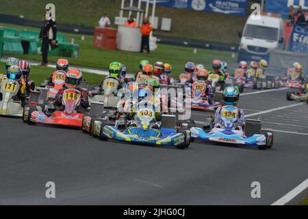 Jack Doohan ist ein australischer Rennwagenfahrer, der derzeit mit Virtuosi Racing in der FIA Formel 2-Meisterschaft antritt, Teil der Alpine Academy und Sohn des mehrfachen Weltmeisterschaftssiegers Mick Doohan, der hier in seiner Kart-Karriere zu sehen ist. Stockfoto