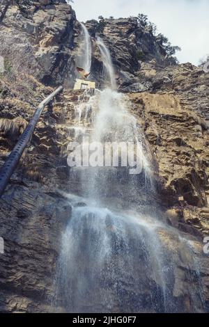 Wasserfall Uchan-su auf Ai-Petri Berg im Frühling. Neben Jalta, Krim Stockfoto