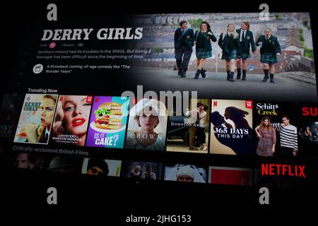 London, Großbritannien - 1. Mai 2022: Netflix-App auf dem fernsehbildschirm mit Derry Girls. Netflix hat in letzter Zeit Abonnenten verloren, da die Leute ihr Budget straffen Stockfoto