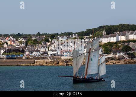 Douarnenez, Frankreich - Juli 17 2022: La Cancalaise ist eine Bisquine-Nachbildung, die 1987 in Cancale gebaut wurde. Sie wird als Dreimast-Angelrugger mit f manipuliert Stockfoto