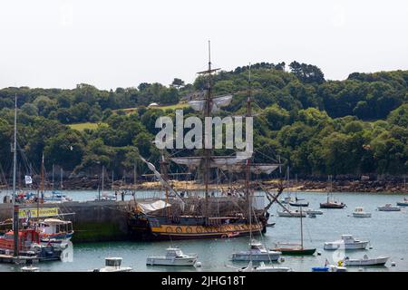 Douarnenez, Frankreich - Juli 17 2022: Die Fregatte Shtandart (russisch: Штандартъ) ist eine moderne Nachbildung des ersten Schiffes der russischen Baltischen Flotte Stockfoto