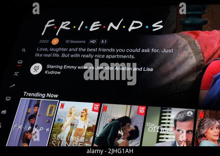 London, Großbritannien - 1. Mai 2022: Netflix-App auf dem fernsehbildschirm mit der Fernsehsendung Friends. Netflix hat vor kurzem Abonnenten verloren, da die Menschen Kosten senken Stockfoto