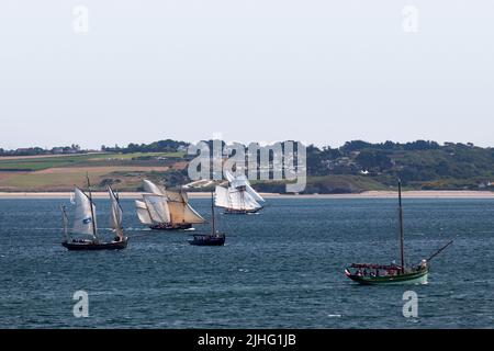 Douarnenez, Frankreich - 17 2022. Juli: Segelboote während des Douarnenez-Seefests, darunter das Cap Sizun, La Recouvrance und La Cancalaise. Stockfoto