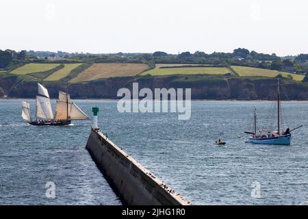 Douarnenez, Frankreich - 17 2022. Juli: La Cancalaise und die André-Yvette betreten den Hafen von Rosmeur während des Douarnenez maritime Festivals. Stockfoto