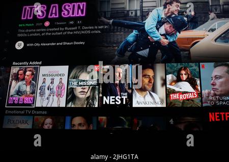 London, Großbritannien - 1. Mai 2022: Netflix-App auf dem fernsehbildschirm mit der Fernsehsendung IT's A Sin. Netflix hat vor kurzem Abonnenten verloren, da die Menschen Kosten senken Stockfoto