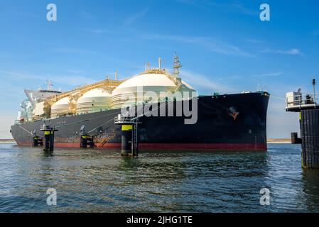 Großer LNG-Tanker in einem Hafen unter blauem Himmel im Sommer Stockfoto